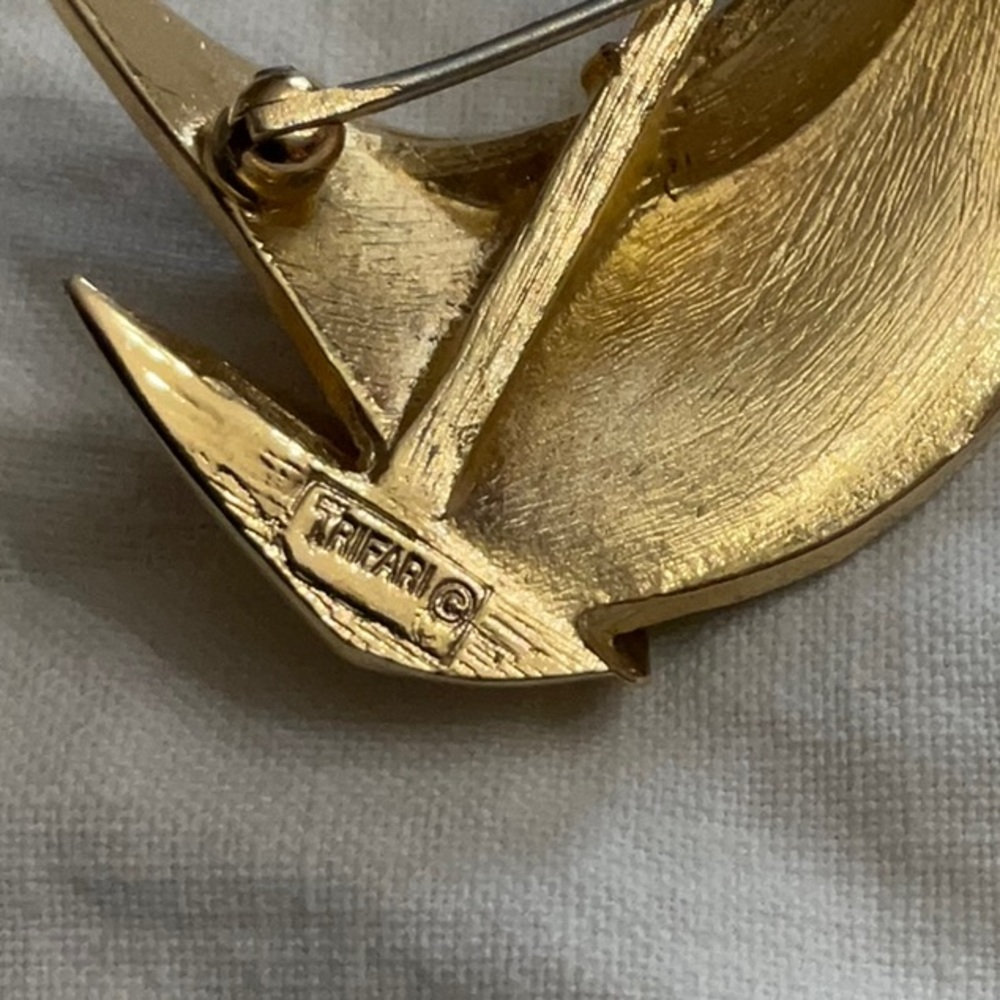 Vintage Trifari sailboat brooch pin - Picture 4 of 6